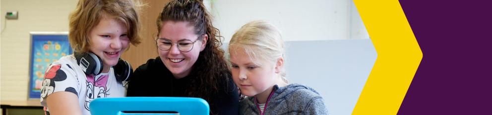 Kinderen en leraar kijken op tablet