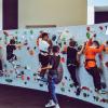 Decoratieve foto van leerlingen die een klimmuur beklimmen